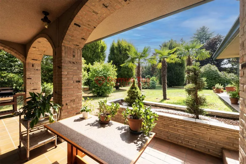 SPLENDIDA VILLA DA VIVERE SUBITO IMMERSA NEL VERDE — foto 3