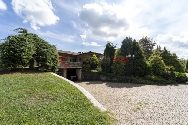 SPLENDIDA VILLA DA VIVERE SUBITO IMMERSA NEL VERDE — foto 32