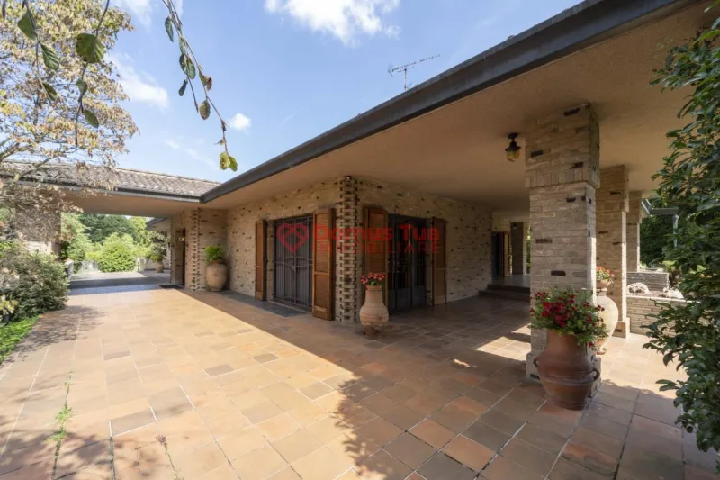 SPLENDIDA VILLA DA VIVERE SUBITO IMMERSA NEL VERDE — foto 34