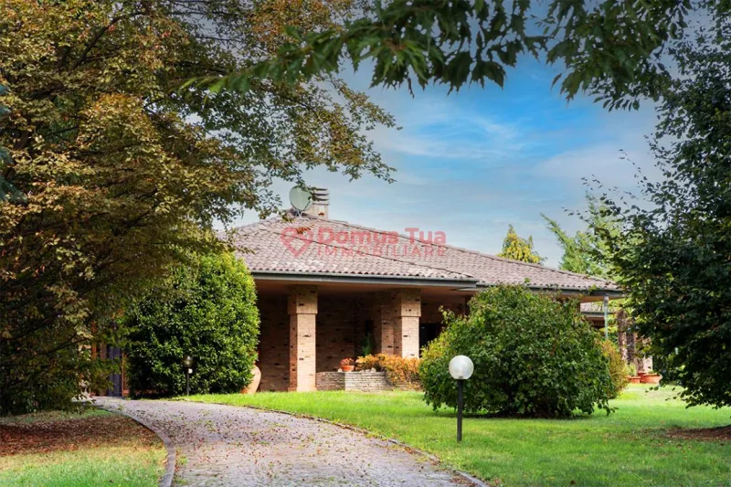 SPLENDIDA VILLA DA VIVERE SUBITO IMMERSA NEL VERDE — foto 36