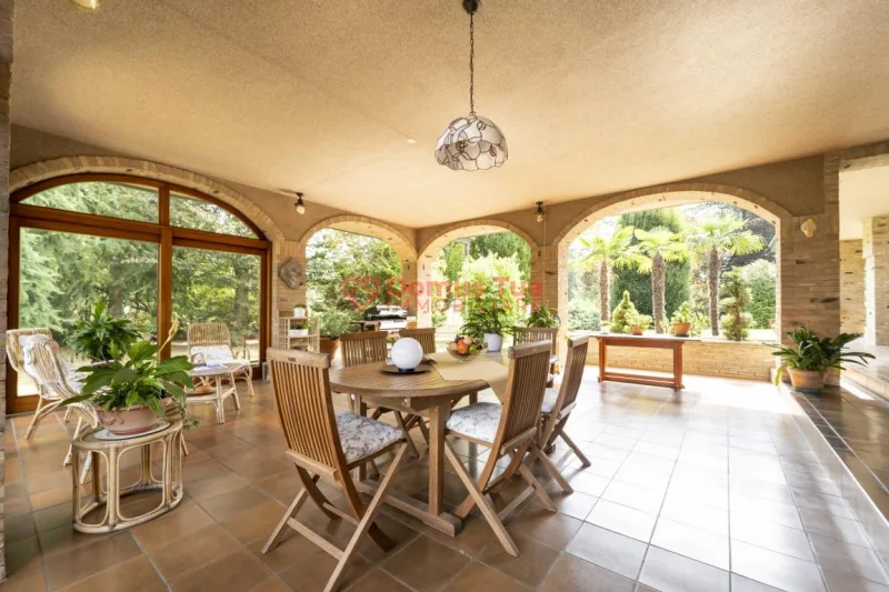 SPLENDIDA VILLA DA VIVERE SUBITO IMMERSA NEL VERDE — foto 5
