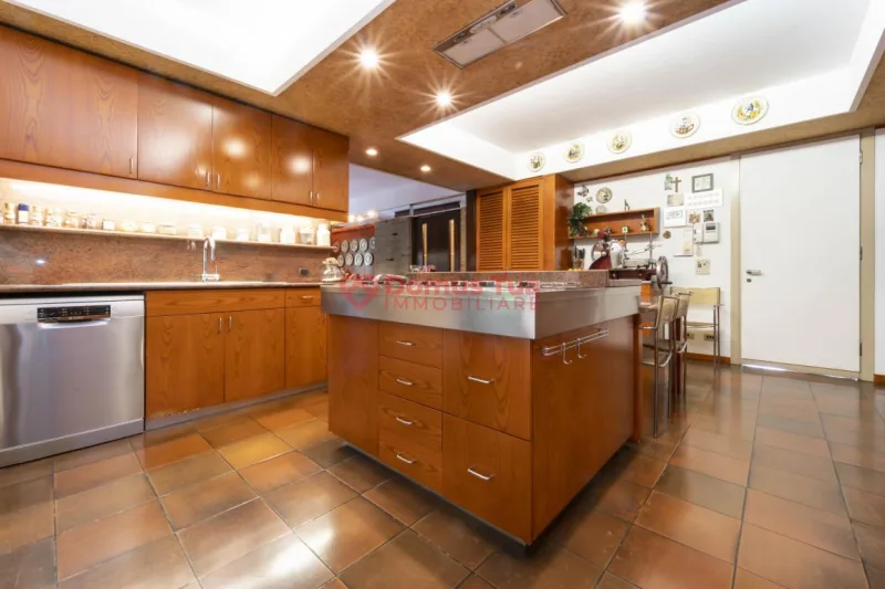 SPLENDIDA VILLA DA VIVERE SUBITO IMMERSA NEL VERDE — foto 10