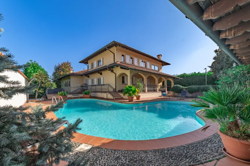 Incanto a Cermenate: Villa con Piscina e Due Dimore — foto 2