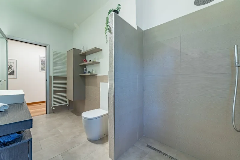 Incanto a Cermenate: Villa con Piscina e Due Dimore — foto 16