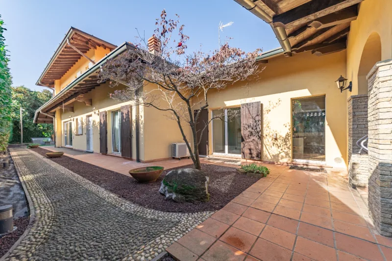 Incanto a Cermenate: Villa con Piscina e Due Dimore — foto 21