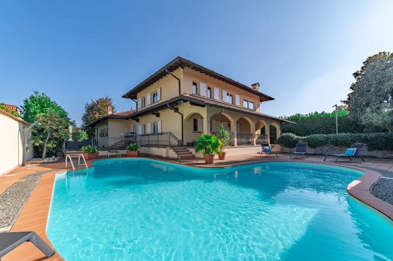 Incanto a Cermenate: Villa con Piscina e Due Dimore — foto 25