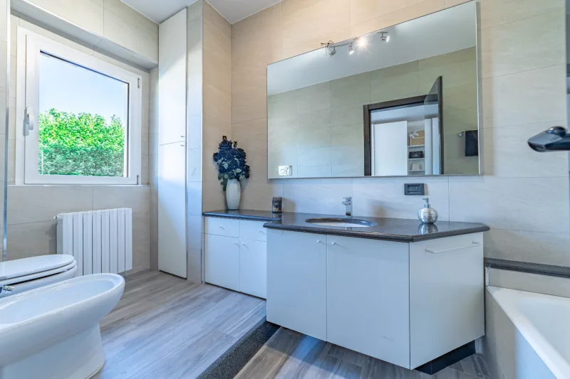 Incanto a Cermenate: Villa con Piscina e Due Dimore — foto 35