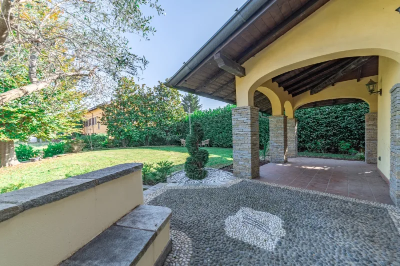 Incanto a Cermenate: Villa con Piscina e Due Dimore — foto 37
