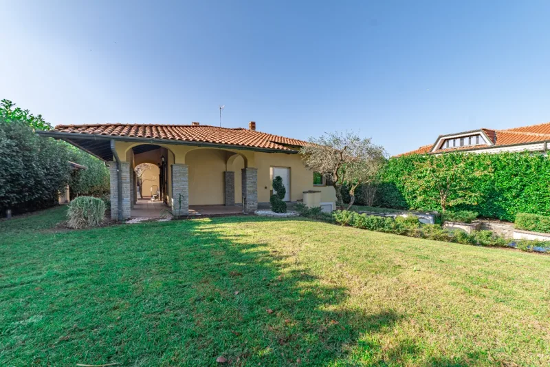 Incanto a Cermenate: Villa con Piscina e Due Dimore — foto 5