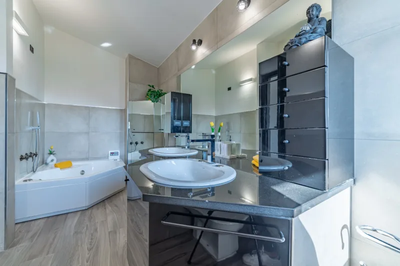 Incanto a Cermenate: Villa con Piscina e Due Dimore — foto 42