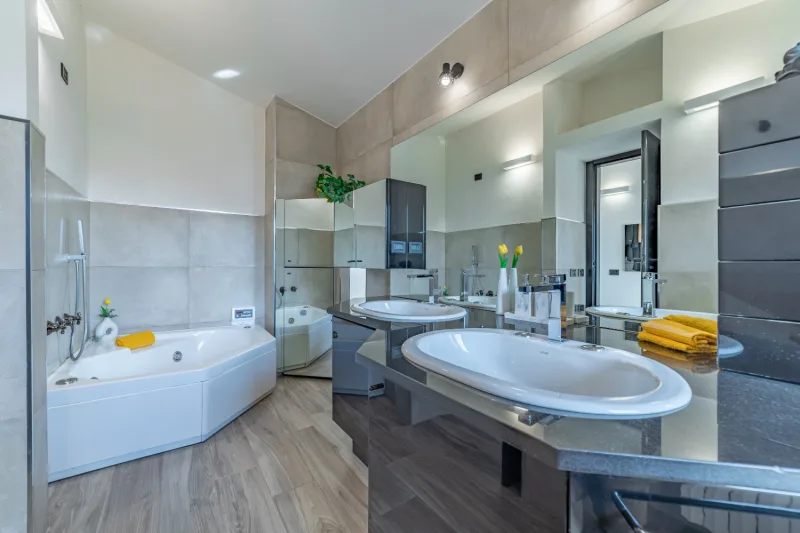 Incanto a Cermenate: Villa con Piscina e Due Dimore — foto 43
