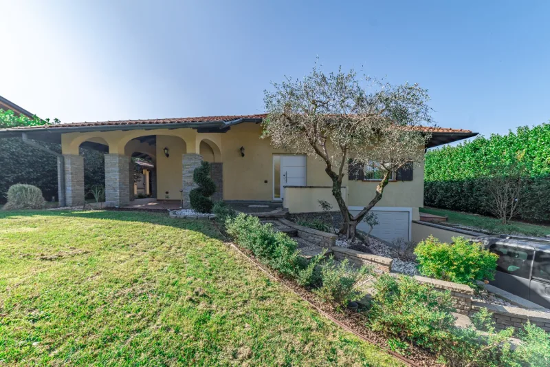 Incanto a Cermenate: Villa con Piscina e Due Dimore — foto 6