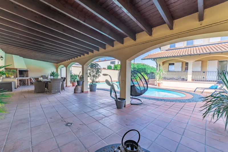 Incanto a Cermenate: Villa con Piscina e Due Dimore — foto 52
