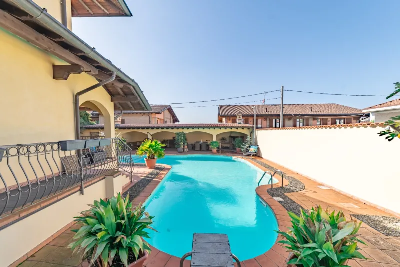 Incanto a Cermenate: Villa con Piscina e Due Dimore — foto 59
